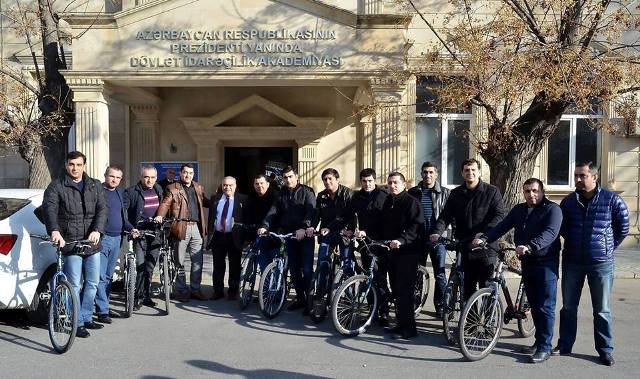 Tələbələr dərsə velosipedlə gəliblər