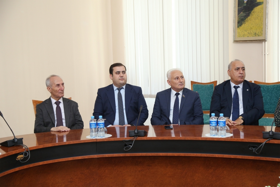 DİA-da Rusiya Prezidenti yanında Akademiyanın nümayəndə heyəti ilə görüş keçirilib