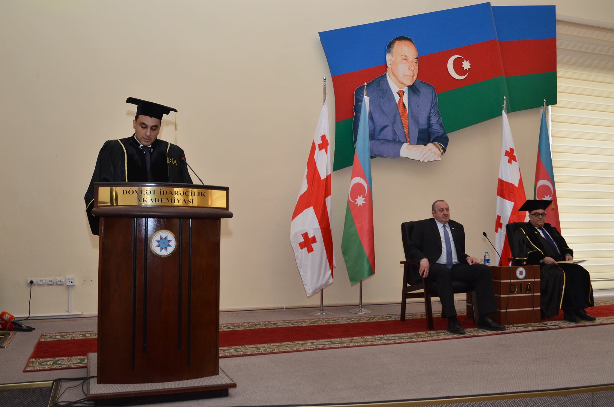 Gürcüstan Prezidentinə Dövlət İdarəçilik Akademiyasının fəxri doktoru adı verilib
