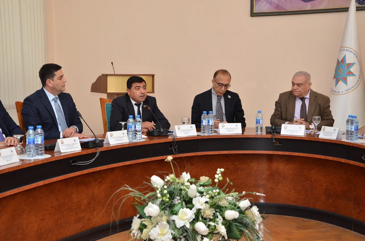 “Qərbi Azərbaycana qayıdış tarixi və beynəlxalq hüquqi kontekstdə” mövzusunda elmi-praktik dəyirmi masa keçirilib