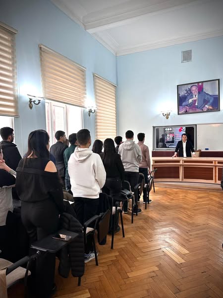 DİA-nın Tələbə Gənclər Təşkilatının nəzdində fəaliyyət göstərən "Vətənpərvərlik" və "Kitab" klublarının birgə təşkilatçılığı ilə 20 Yanvar faciəsinin 25-ci il dönümünə həsr olunmuş tədbir keçirilmişdir