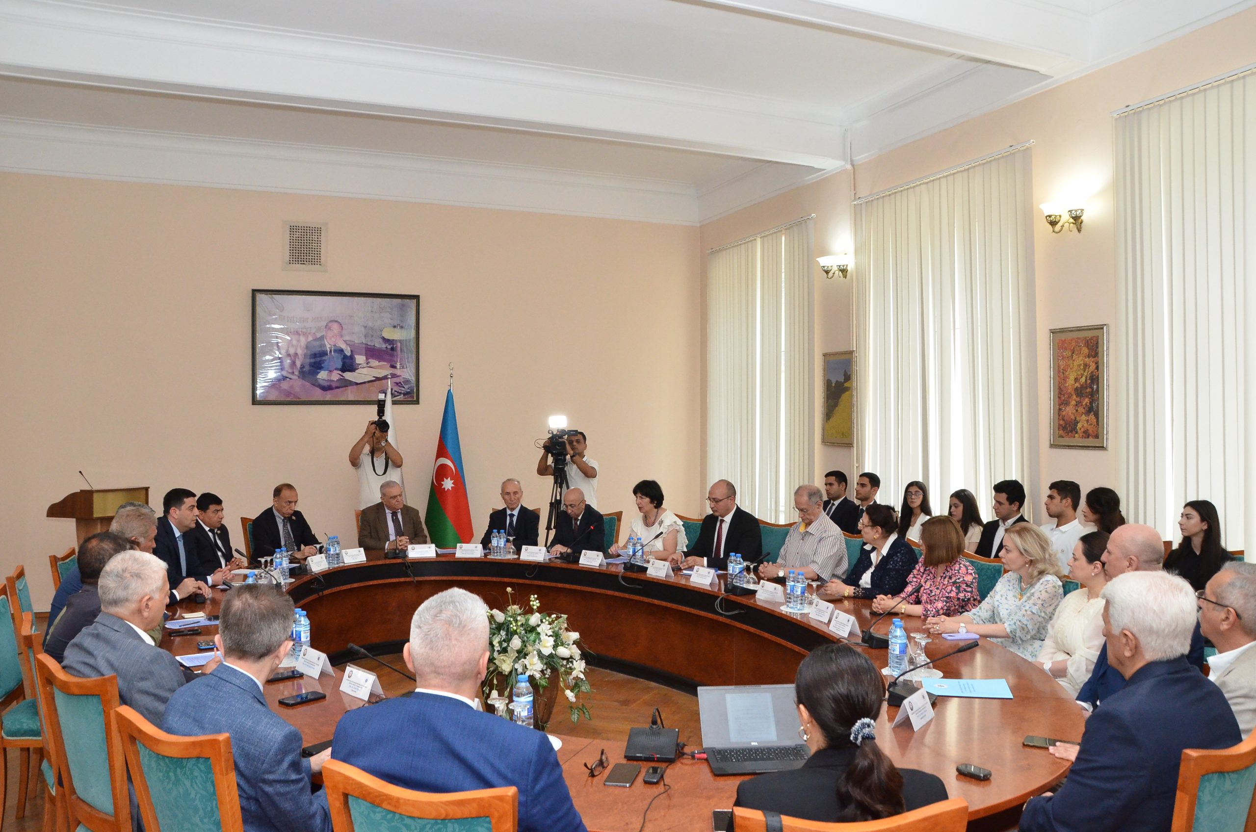 “Qərbi Azərbaycana qayıdış tarixi və beynəlxalq hüquqi kontekstdə” mövzusunda elmi-praktik dəyirmi masa keçirilib