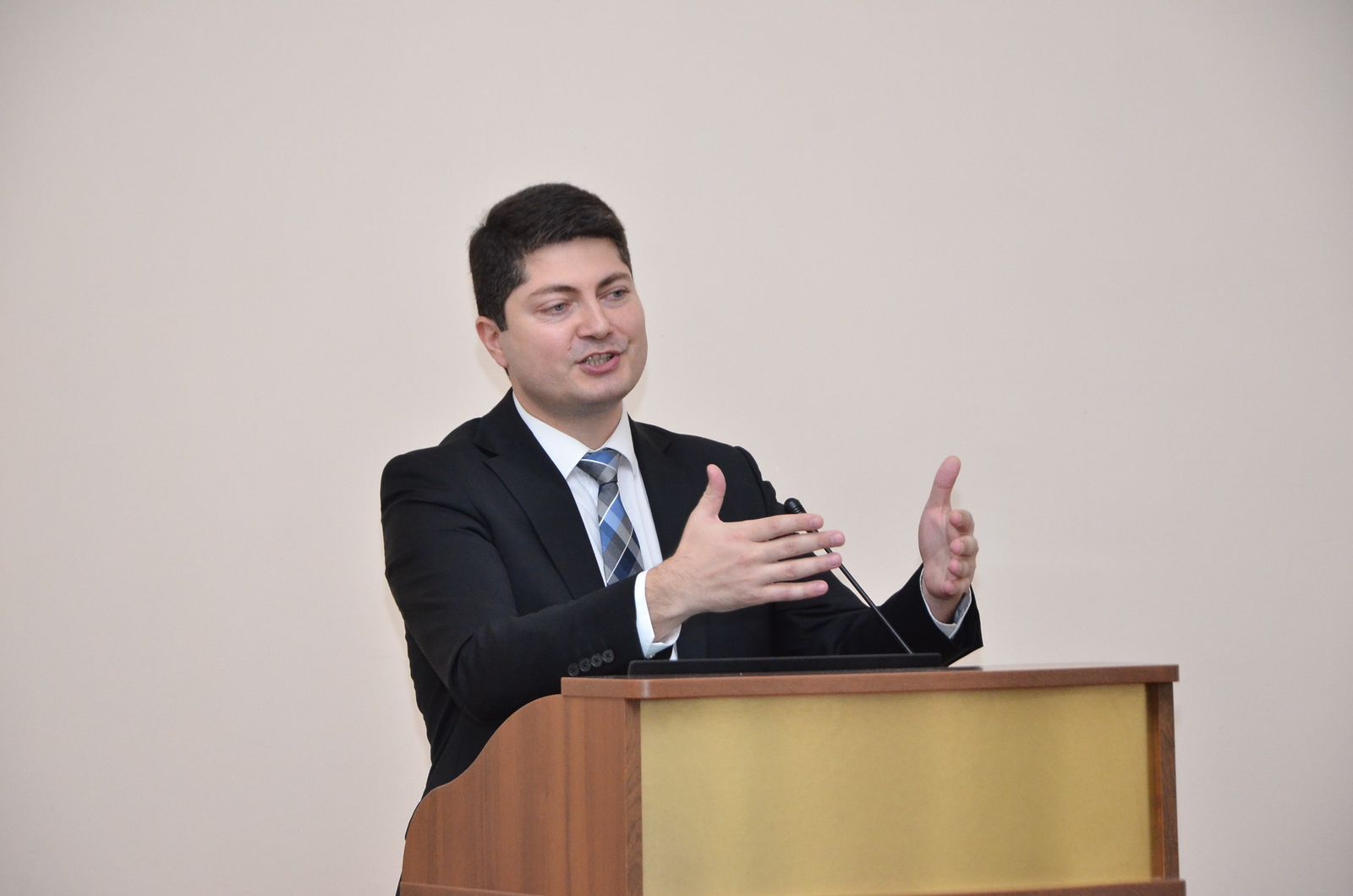 “Mülki qanunvericiliyin problem məsələləri” mövzusunda dəyirmi masa uğurla keçirildi