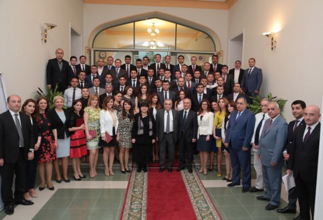 Mayın 23-də təhsilin magistr pilləsini bitirən dövlət qulluqçularına diplomlar təqdim olunub