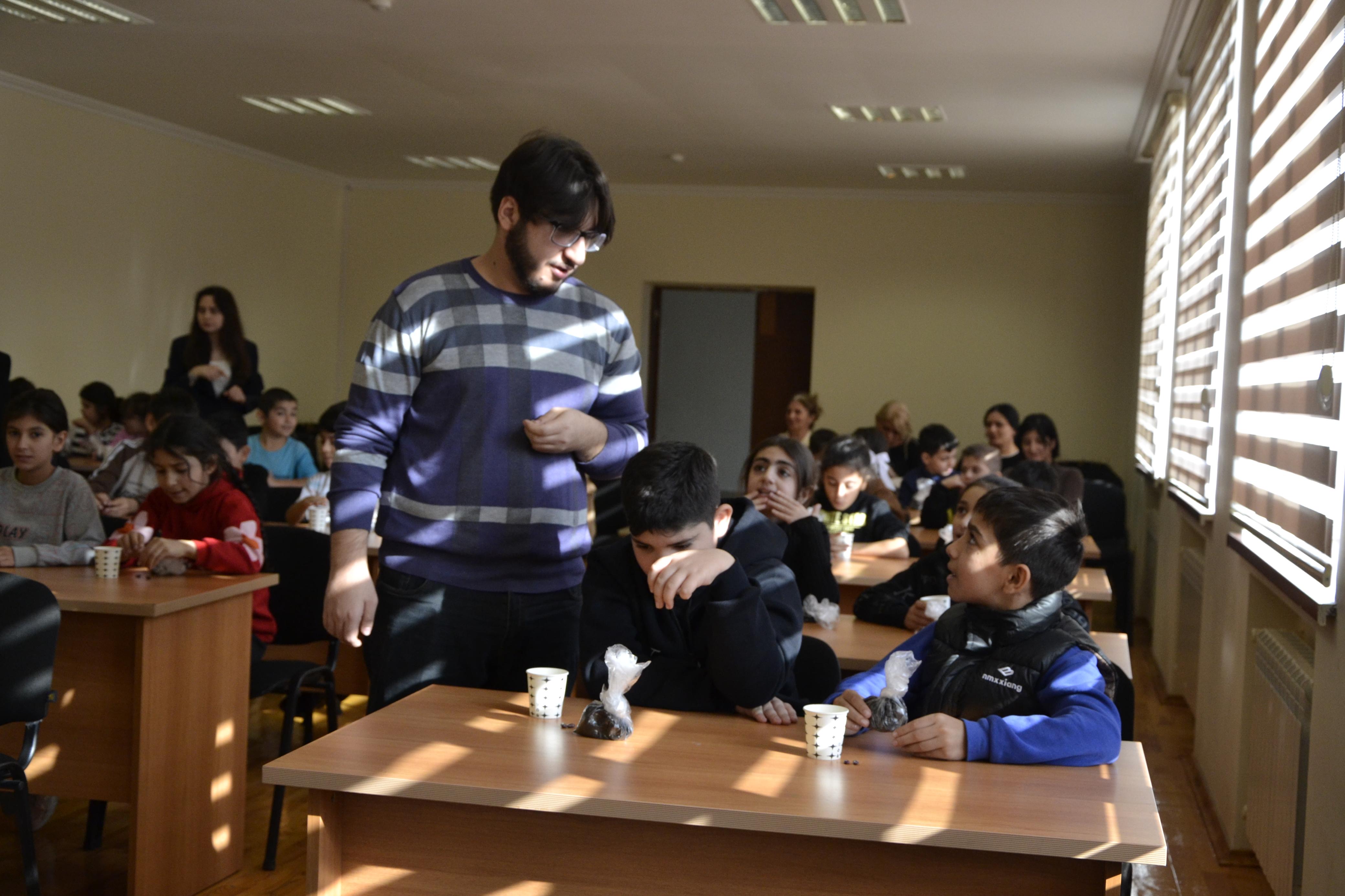 Müəllim və tələbələrimiz internat məktəbində şagirdlərlə görüşmüşlər