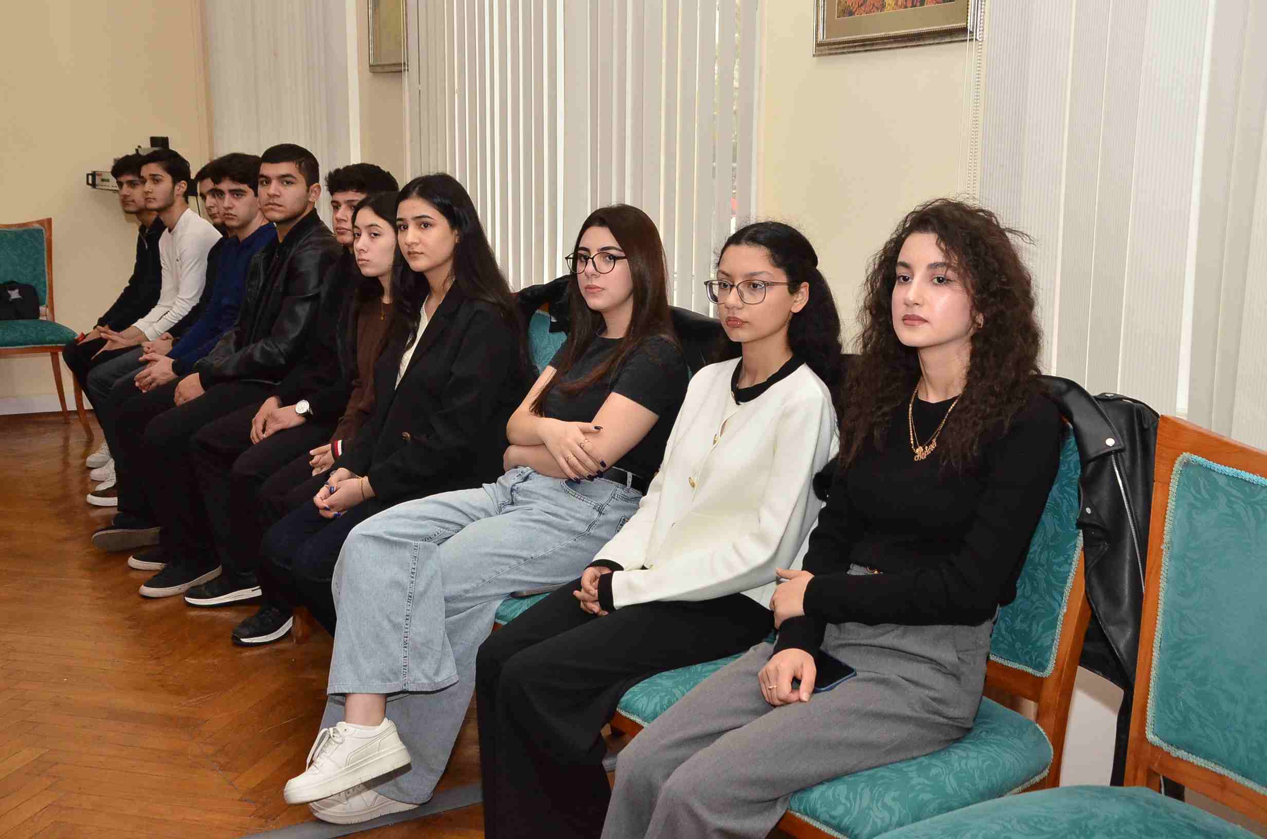 Tələbələrlə effektiv kommunikasiyanın qurulması” mövzusunda təlim keçirilmişdir