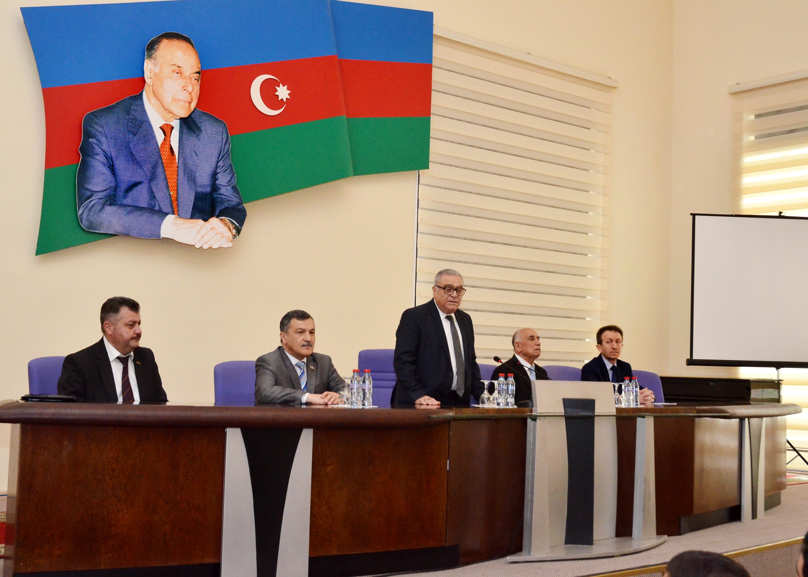 DİA-da “Heydər Əliyev və Azərbaycanın milli inkişaf strategiyası: proses və nəticə” mövzusunda elmi konfrans keçirilib