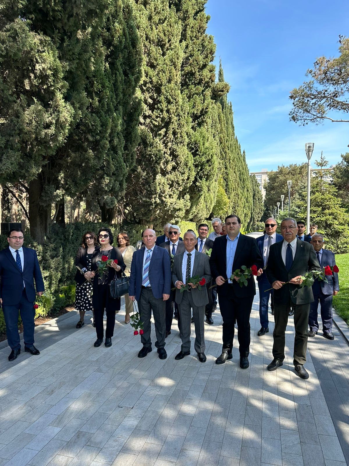 Dövlət İdarəçilik Akademiyasının kollektivi Fəxri xiyabanda Ulu Öndərin məzarını ziyarət edib