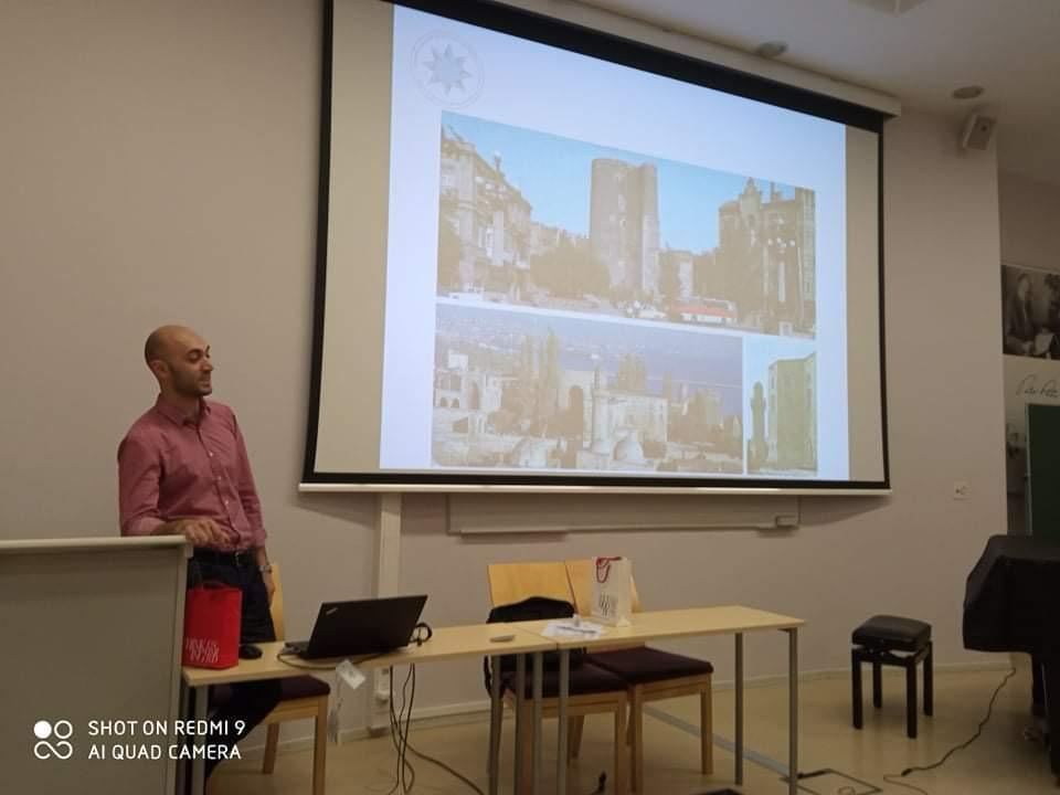 DİA-nın müəllimi xarici ölkələrdən olan tələbələrinə akademik mühazirələr keçirmişdi