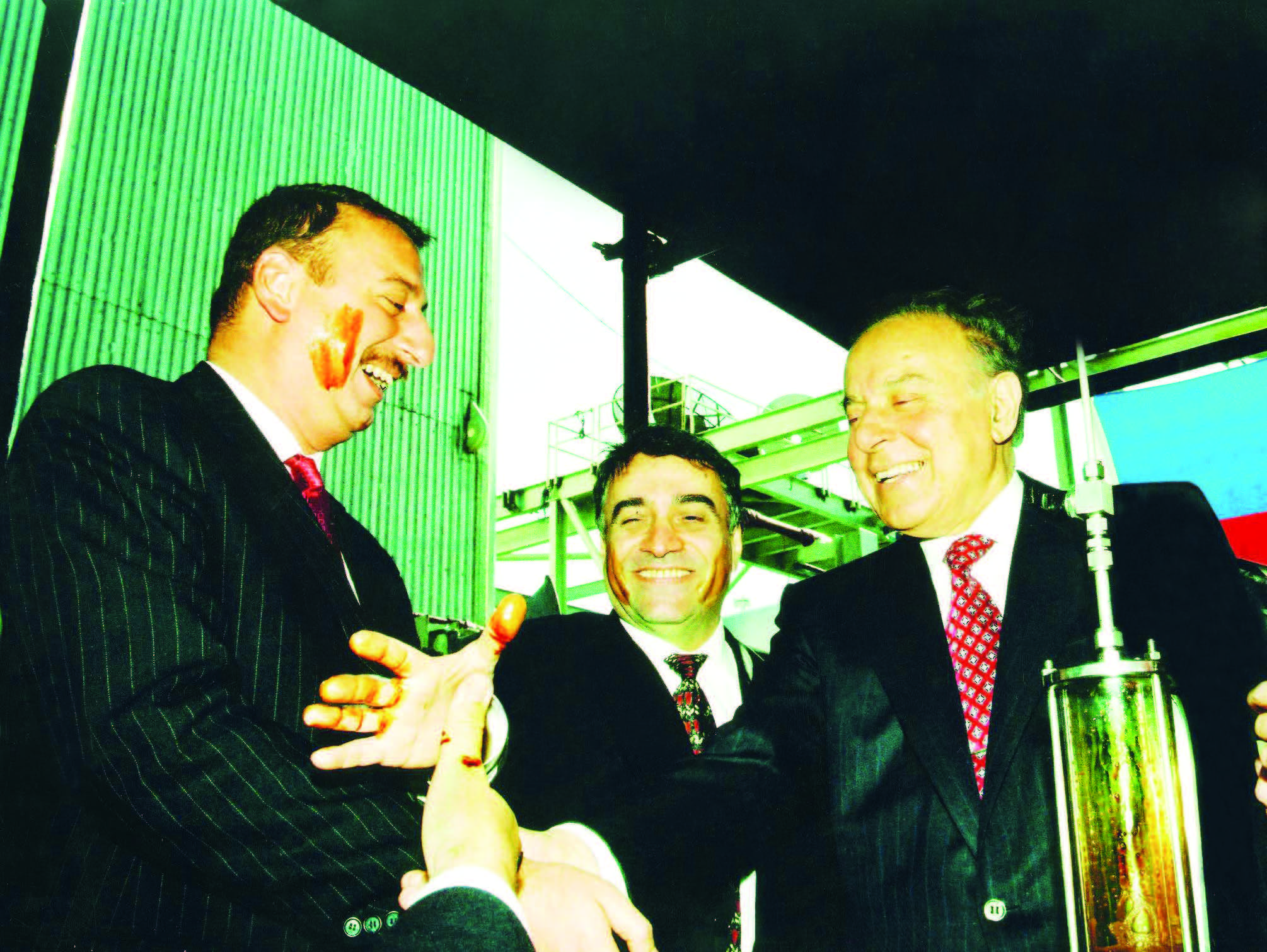 Akademik Urxan Ələkbərovun "Heydər Əliyev irsi davamlı inkişaf yoluna işıq saçır" adlı məqaləsi Xalq qəzetinin 12 dekabr sayında nəşr edilmişdir.