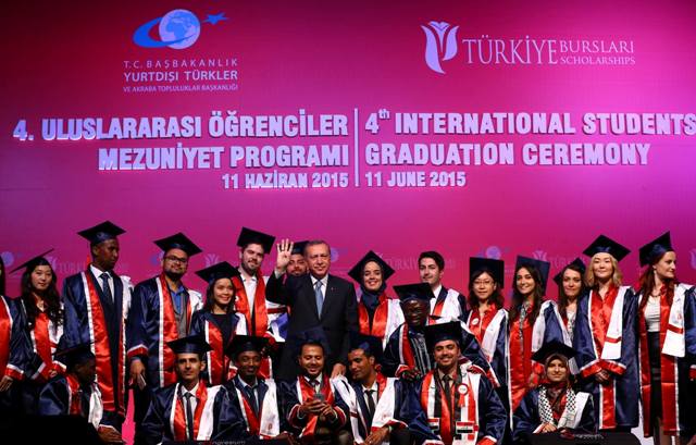 Türkiyə Prezidenti Dövlət İdarəçilk Akademiyasının məzununa ödül təqdim edib