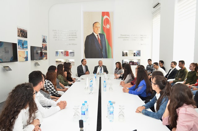 DİA-da “Heydər Əliyev Dövlət İdarəçiliyi Məktəbi”nin növbəti məşğələsi keçirilib