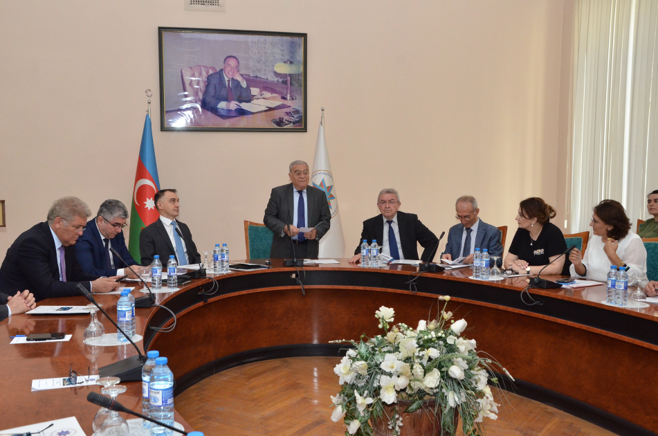 “İdarəetmə və iqtisadiyyatda 2030 trendləri” mövzusunda respublika elmi-praktik konfransı keçirilib