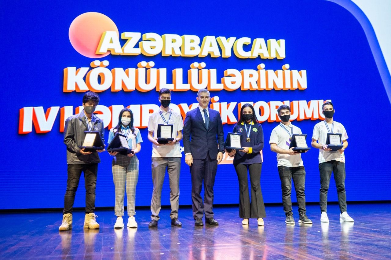 Dövlət İdarəçilik Akademiyasının tələbələri təltif ediliblər