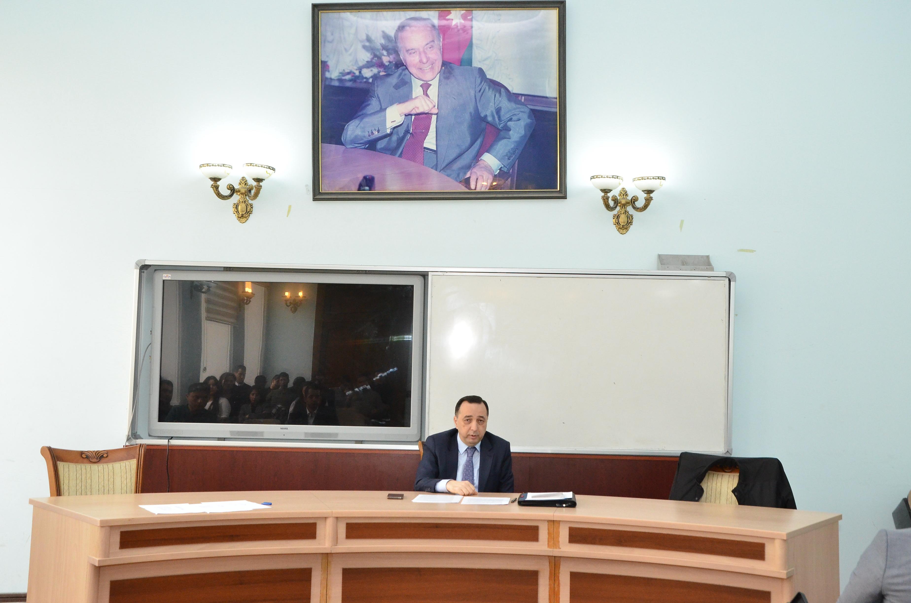 Rəhbər Kadrların Yenidən Hazırlanması fakültəsində  “İnsan hüquqlarının müdafiəsində Konstitusiya Məhkəməsinin rolu” mövzusunda görüş keçirilib