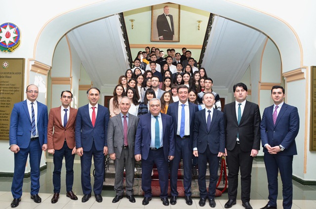 “Könüllülük - vətənpərvərlik məktəbi, xalqa və dövlətə xidmət örnəyi” mövzusunda dəyirmi masa keçirilib