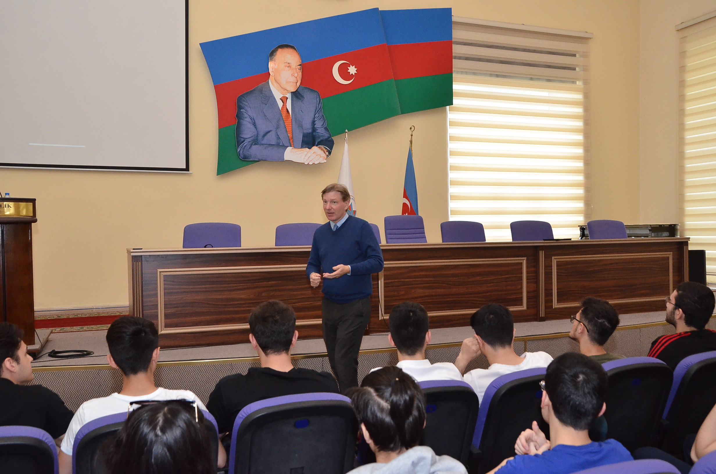 Dövlət İdarəçilik Akademiyasında “SABAH Akademiya”sının bu həftəki qonaq mühazirəçisi “Stanford” universitetinin professoru Mike Lepech olmuşdur.