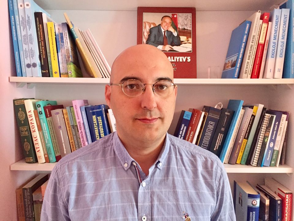 Azərbaycan Respublikasının Prezidenti yanında Dövlət İdarəçilik Akademiyasında Davamlı İnkişafın Planlaşdırılması və İdarə edilməsi kafedrasının dosenti Elşan Əhmədov Almaniyanın Kassel Universitetində Beynəlxalq Kənd Təsərrüfatı Siyasəti və Ətraf Mühitin İdarəedilməsi bölməsində DAAD-ın postdoctoral tədqiqatçısıdır.