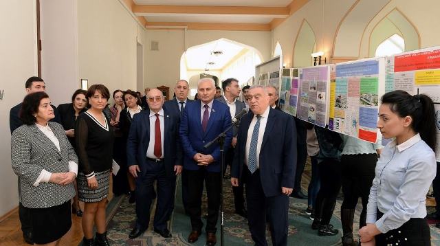 Dövlət İdarəçilik Akademiyasının tələbələri elmi işlərinin nəticələrini poster formatında təqdim ediblər