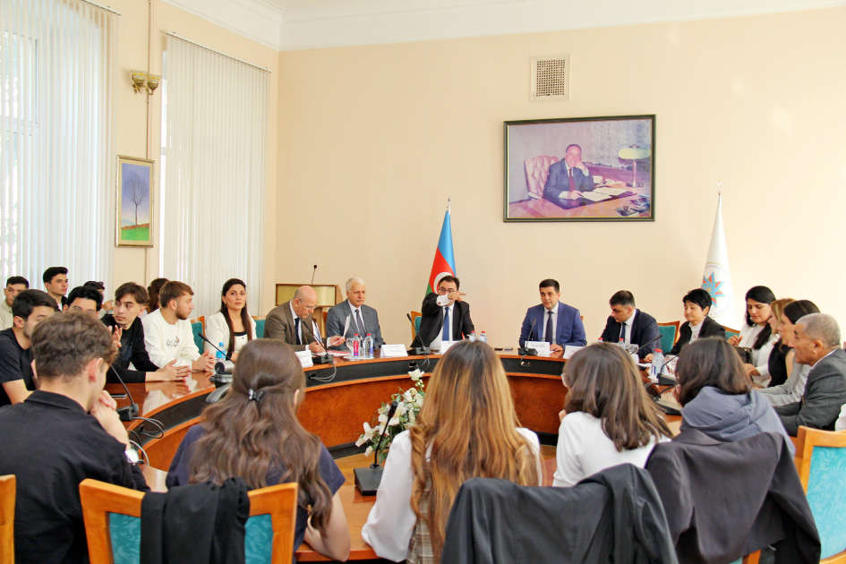 Dövlət İdarəçilik Akademiyasında “Bələdiyyələrin fəaliyyətində qadınların rolu” mövzusunda dəyirmi masa təşkil edilib