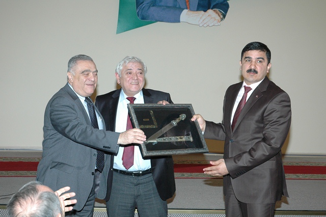 Akademiyada tanınmış jurnalist və yazıçı, “Dolu” filminin senari müəllifi, Milli Məclisin deputatı Aqil Abbas və Qarabağ müharibəsinin iştirakçısı, “Azərbaycan Bayrağı” ordenli İbad Hüseynovla görüş keçirilmişdir