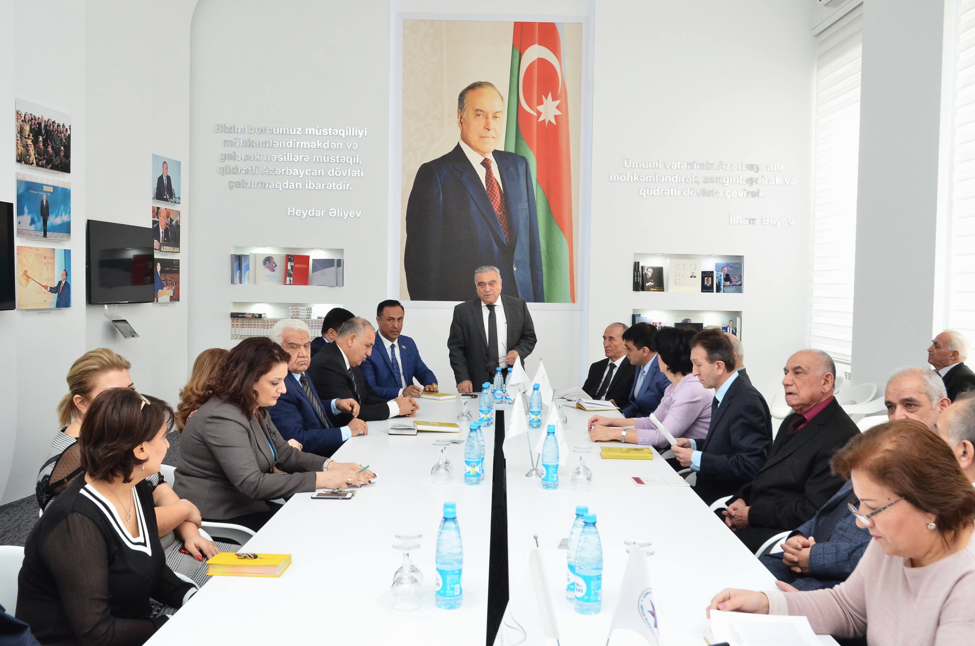 Azərbaycan Xalq Cümhuriyyətinin 100 illiyinə həsr edilmiş kitab DİA-da müzakirə olunub