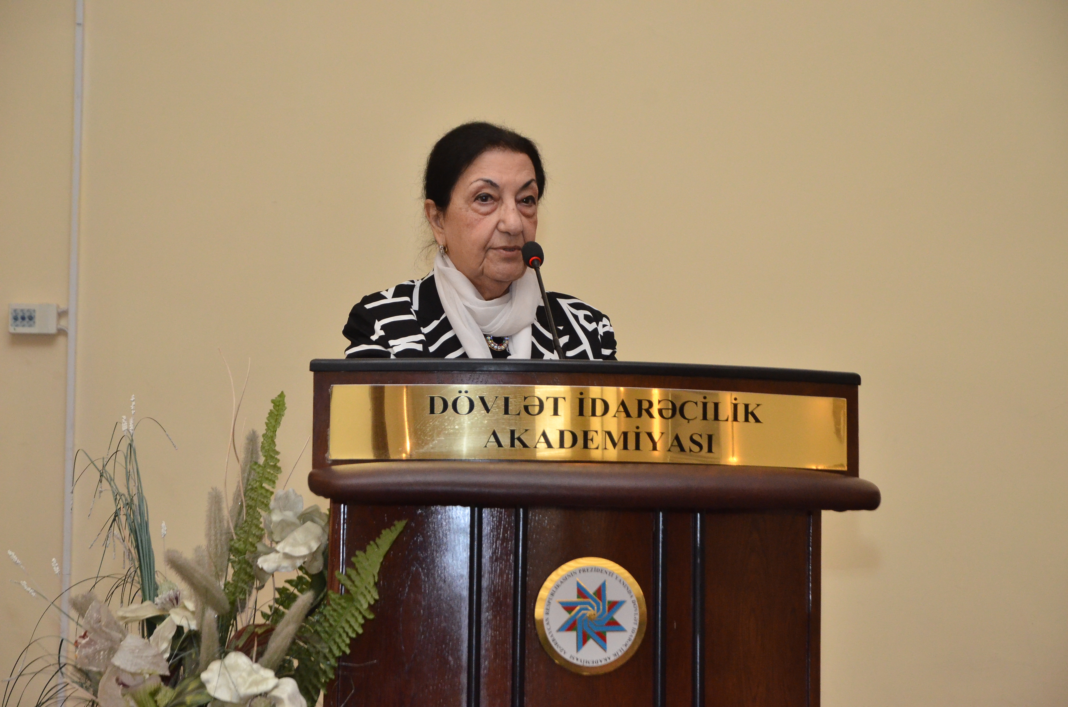 Dövlət İdarəçilik Akademiyasında professor Dilarə Seyidzadə ilə görüş keçirilib