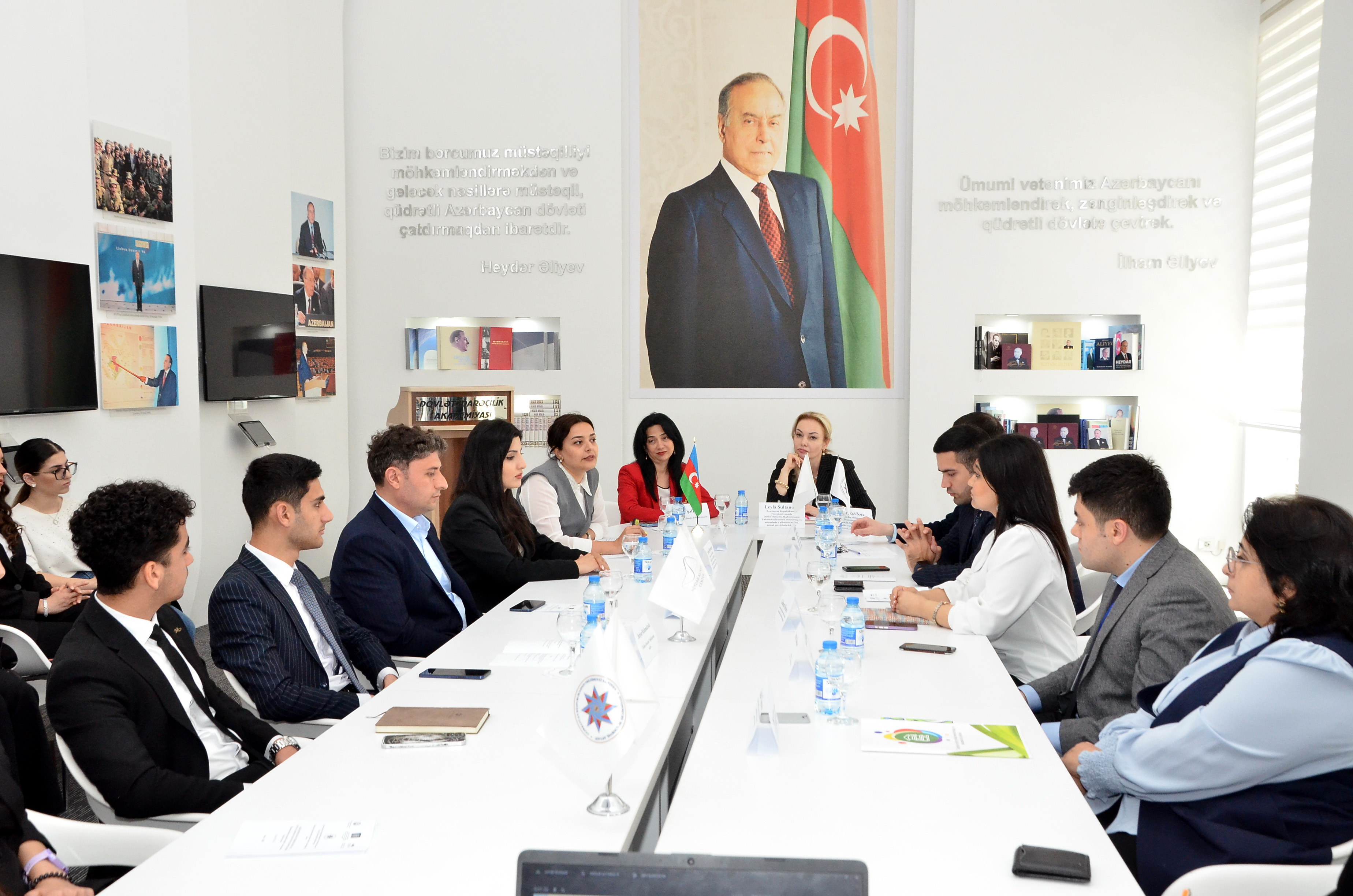 DİA-da  Tədrisin Keyfiyyətinin Monitorinqi və Məzunlarla İş Şöbəsinin və Rəhbər Kadrların Yenidən Hazırlanması fakültəsinin təşkilatçılığı ilə tələbələr üçün nəzərdə tutulan dəyirmi masa keçirilmişdir