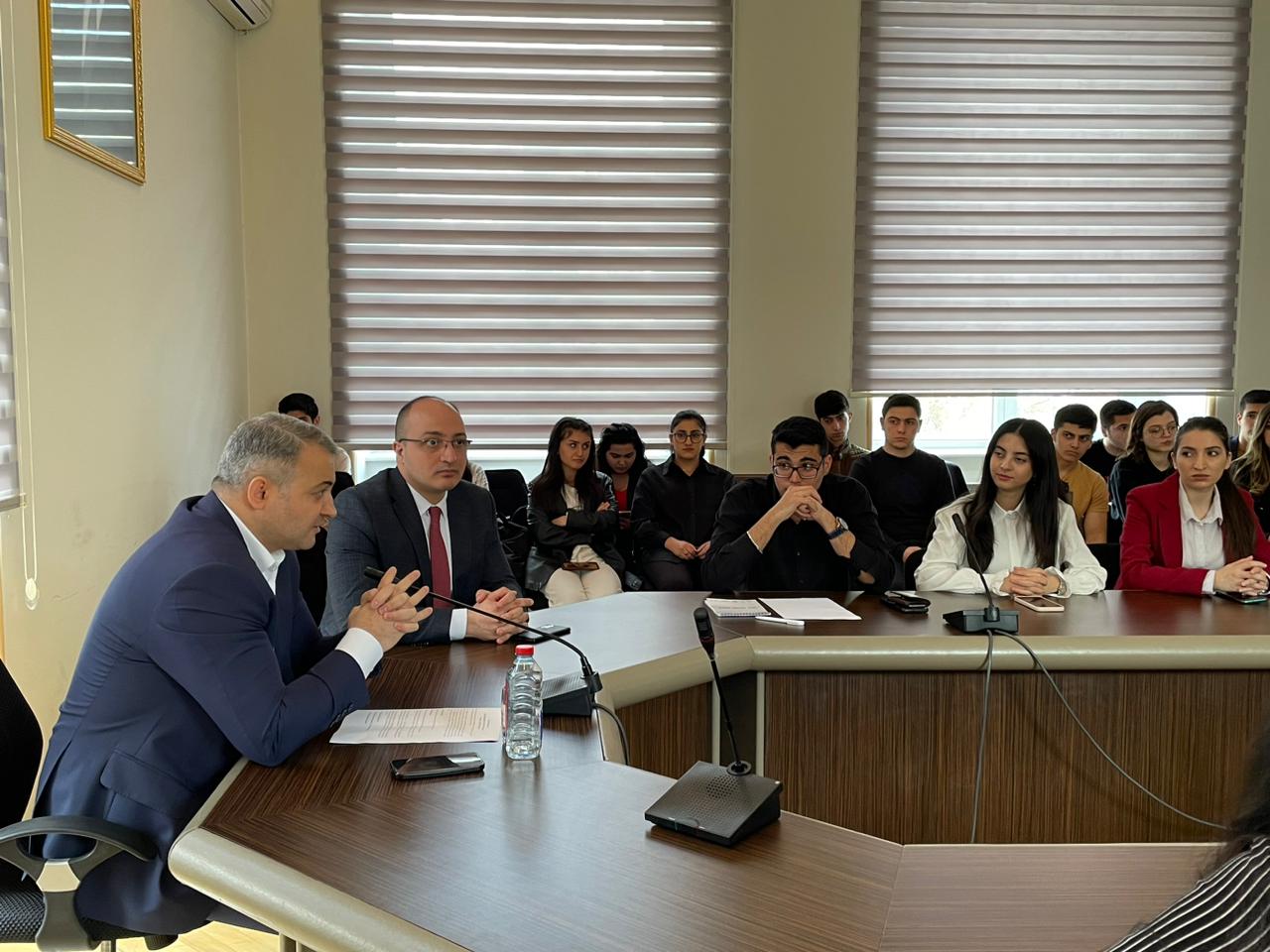 Dövlət İdarəçilik Akademiyasında "İnformasiya siyasəti və dezionformasiya, kiberhücumların forma və xarakteri" mövzusunda müzakirələr aparılıb